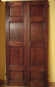 PORTA EM NOGUEIRA DE DOI BATENTES, SÉCULO XVIII